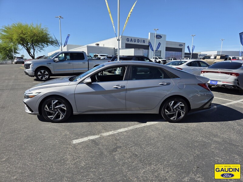Used 2025 Hyundai Elantra SEL Convenience 4D Sedan