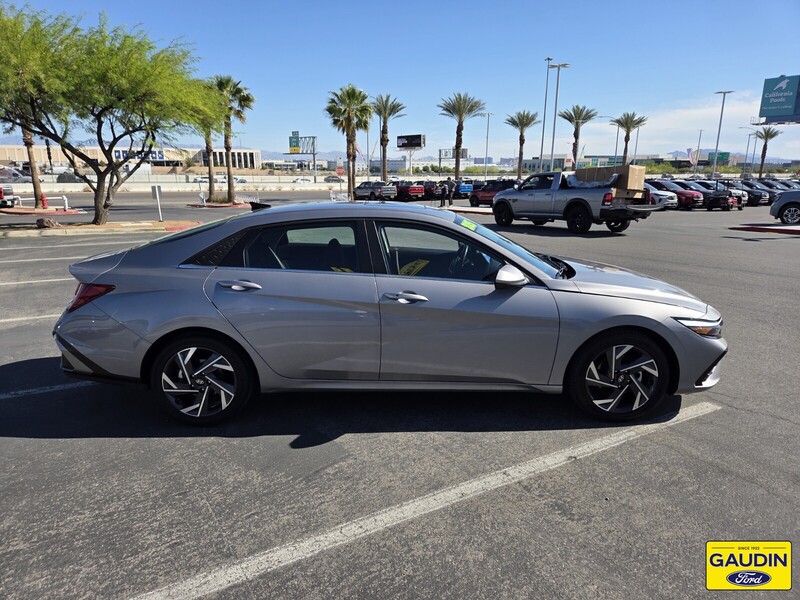 Used 2025 Hyundai Elantra SEL Convenience 4D Sedan