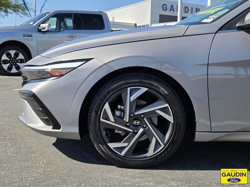 Used 2025 Hyundai Elantra SEL Convenience 4D Sedan