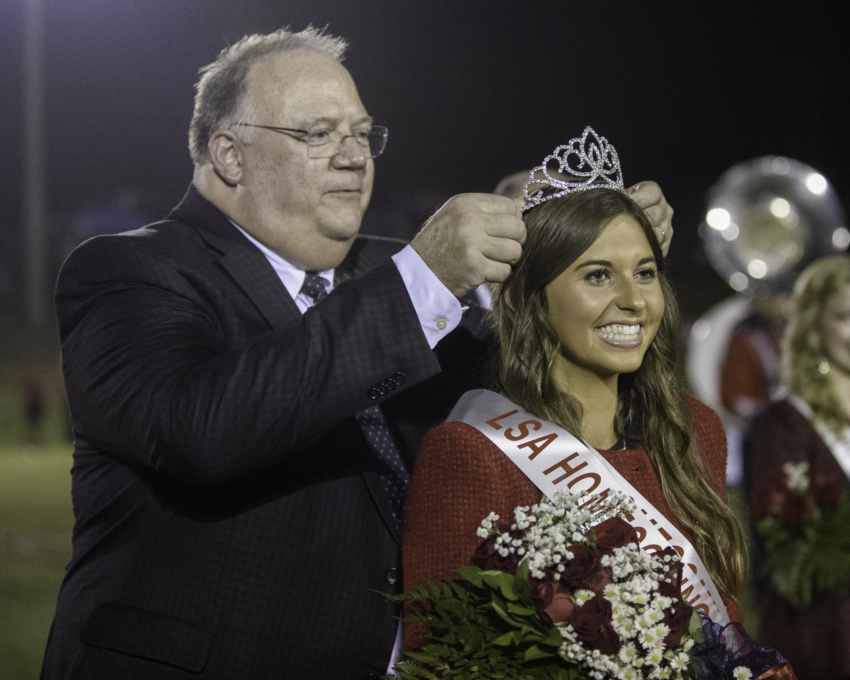 Homecoming-Queen-Payton-Huguley-crowned-by-Dr-Stan-Cox-Head-of-School-©Noles-2702