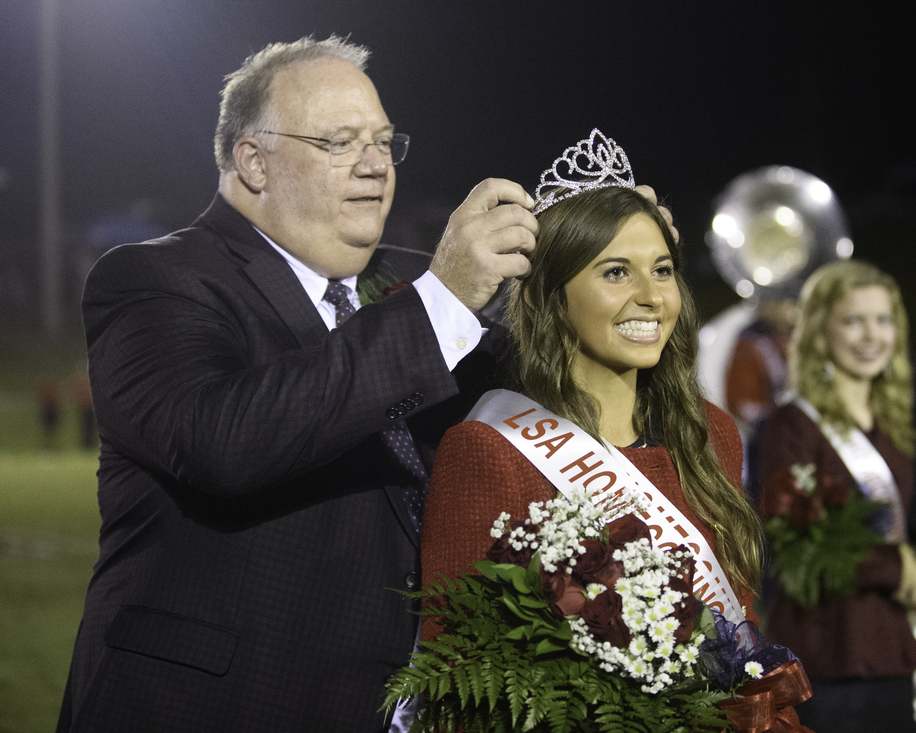 Homecoming-Queen-Payton-Huguley-crowned-by-Dr-Stan-Cox-Head-of-School-©Noles-2705
