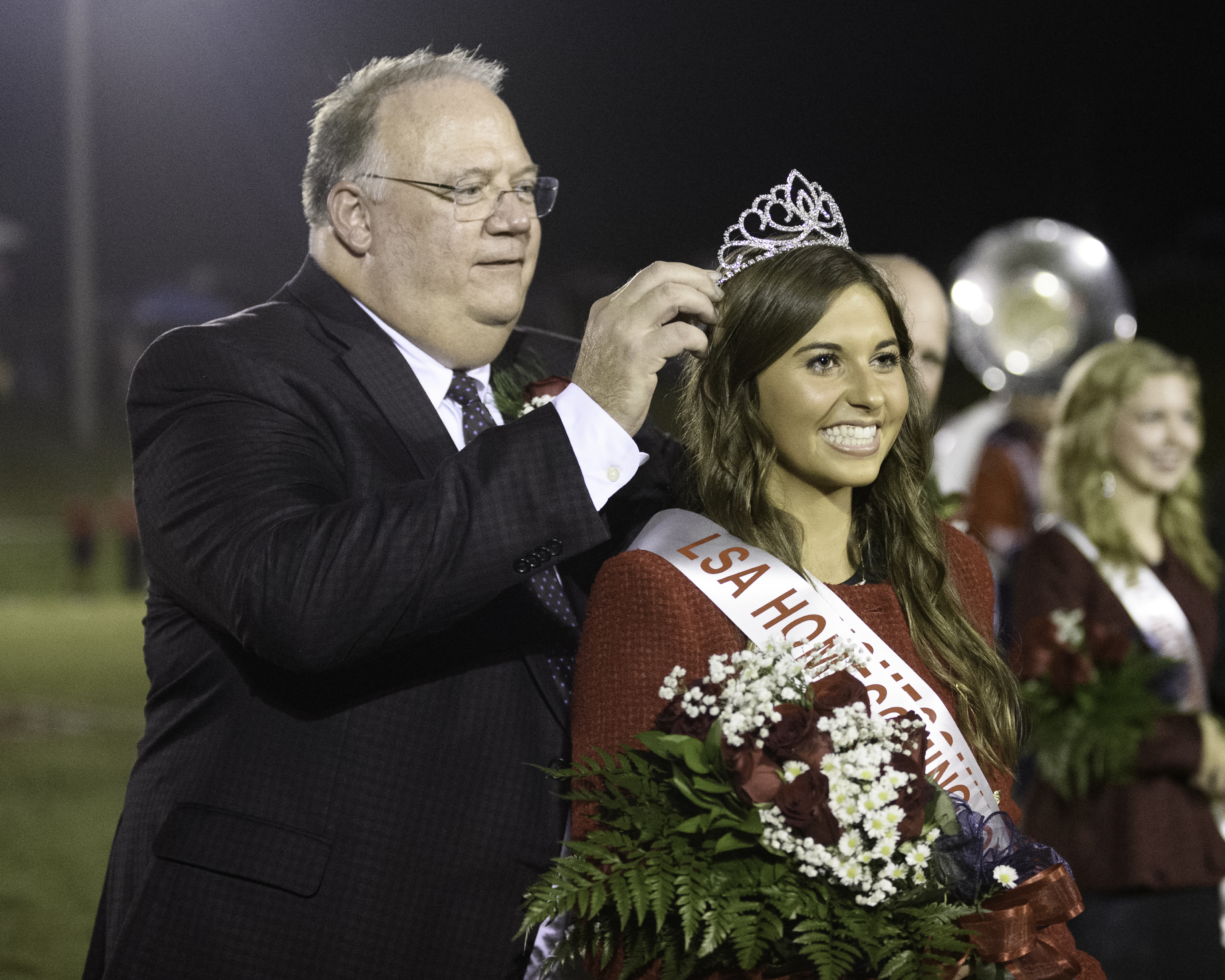 Homecoming-Queen-Payton-Huguley-crowned-by-Dr-Stan-Cox-Head-of-School-©Noles-2707