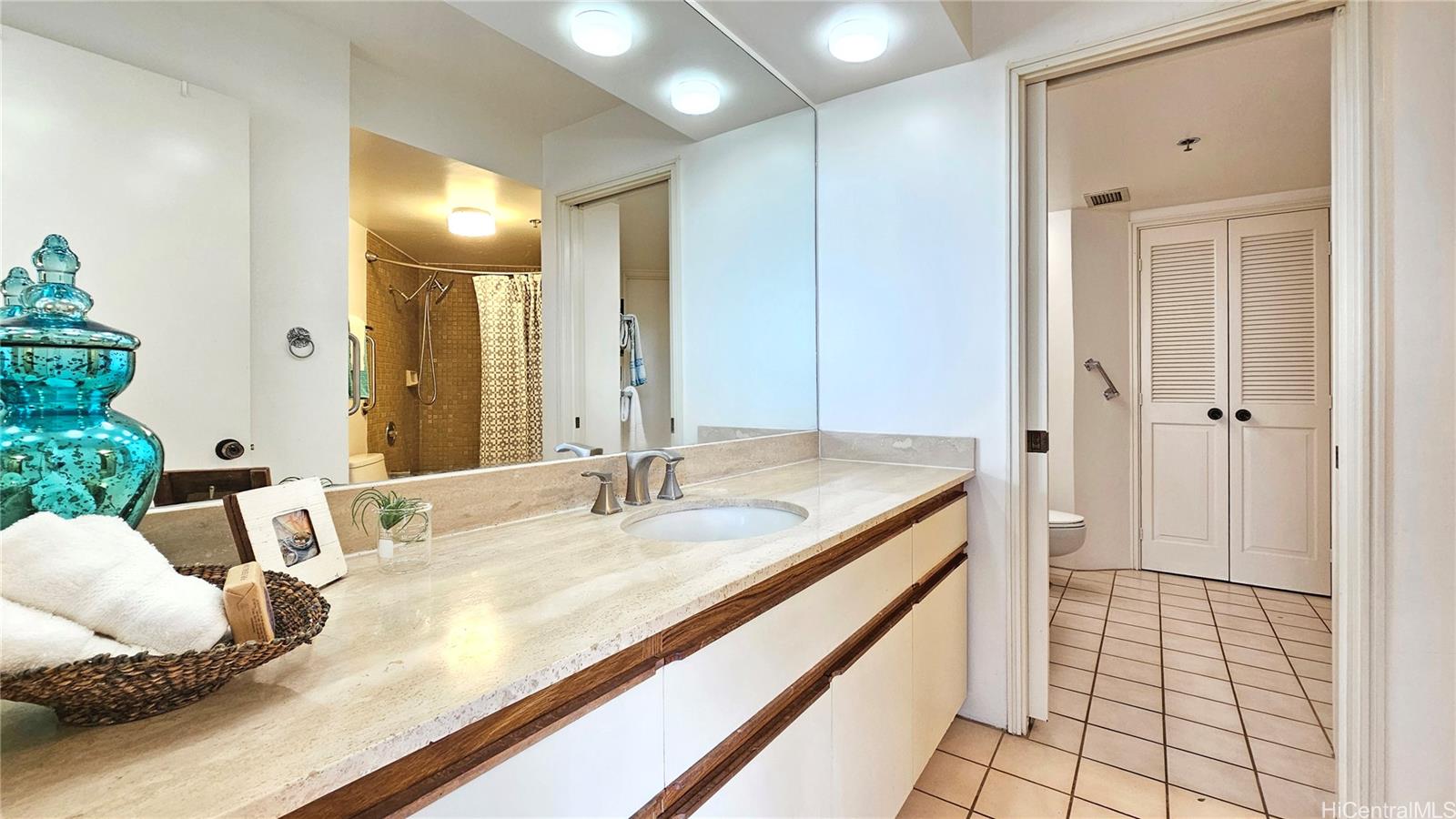 1221 Victoria St 1704