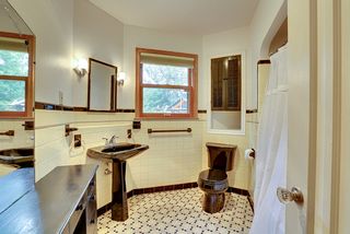 5024 Park Avenue - Charming main floor bath