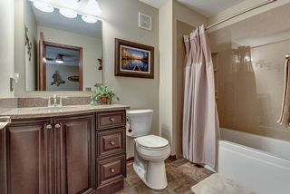 Lovely full bath. 