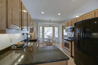 Easy kitchen for entertaining and preparing meals...