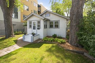 Minnehaha Avenue welcomes you. 