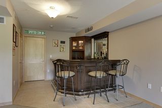 Built-in Bar. 