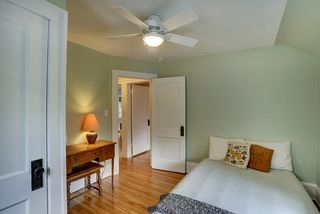 Double bed and desk space