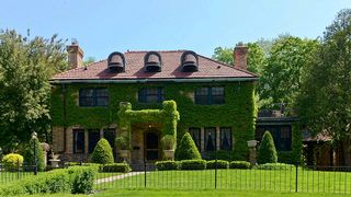 Welcome to 160 Woodlawn Avenue, in the heart of the King's Maplewood Neighborhood ... just a few steps from the Mississippi River.