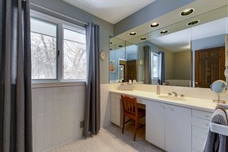 Upper level full hall bath