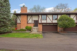 Lovely townhome in quiet wooded area near Jennings Bay...
