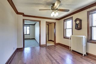 Separate front entry from dining and living spaces. 