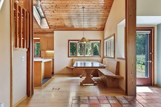 Breakfast bar & custom built banquette 