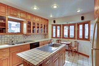 5024 Park Avenue - Lots of light and bay window overlooking gardens
