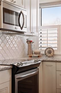 Tiled backsplash and under cabinet lights
