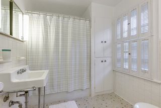 Upper level full bath