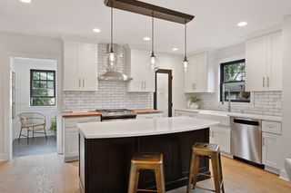 Spectacular kitchen, center-island with quartz top