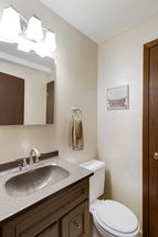 Main level 1/2 bath
