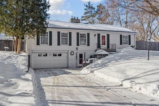 Near parks, restaurants, shops, beaches & Luce Line Trail.