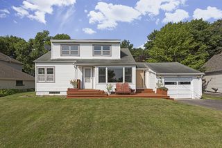 3bed 2 bath and 1/2 story across the street from lake Minnetonka's Echo Bay