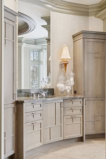 Vanity is stunning with it's unique finishing.