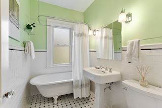 Main floor Full Bath