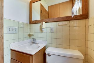 Main floor 1/2 bath