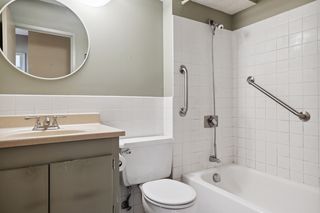 Full Bath in Hallway