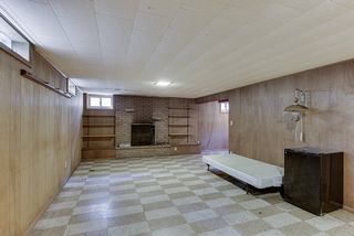 Enjoy entertaining with friends and family in spacious "L" shaped family room...