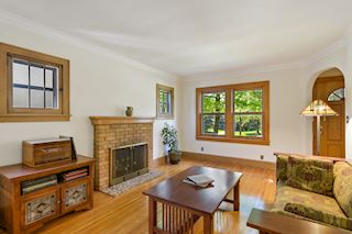 Working fireplace in living room