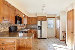 Solid surface counters, tile floor & tile backsplash
