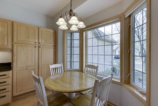 Enjoy informal meals in this wonderful kitchen...
