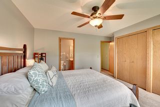 Ceiling fans to catch those summer breezes. 