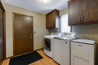 Large mudroom/laundry room between kitchen and garage