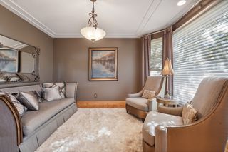 Possible Flex room.  An office, a dining room or a formal living room.