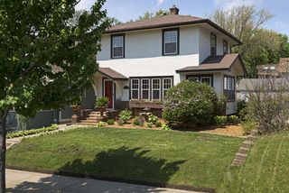 Enjoy the AMAZING location! Walk to Shops & Restaurants.