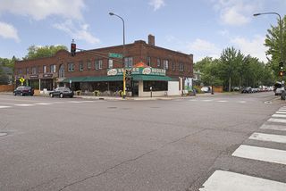 Walk to the many shops & resturaurants in the Mac/Groveland Neighborhood! 