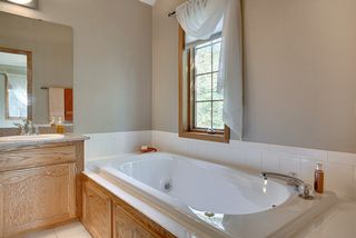 Natural light - fresh breezes - soaker tub!