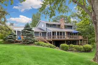 Wonderful outdoor deck for entertaining