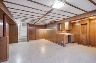 Large open lower level w/bar area