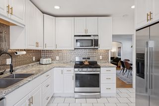 Open flow from kitchen to dining room