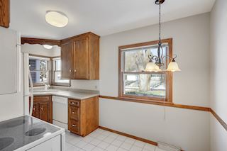 Updated kitchen w/breakfast area