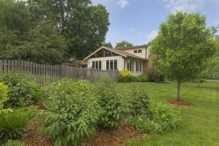 Gardens await explosion of color