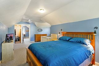 Upstairs spacious bedroom