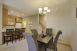 Informal meals or space for kids doing homework on the convenient breakfast bar...