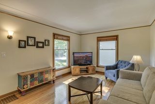 Welcoming living room to relax in - or entertain friends and family...