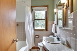 Prestine full bathroom on main level.