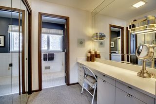 Separate powder area with additional storage