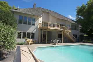 Brand new automatic pool cover keeps the pool clean!